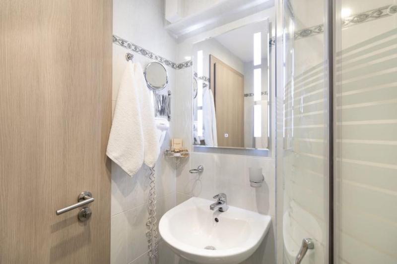 Single Room image 3