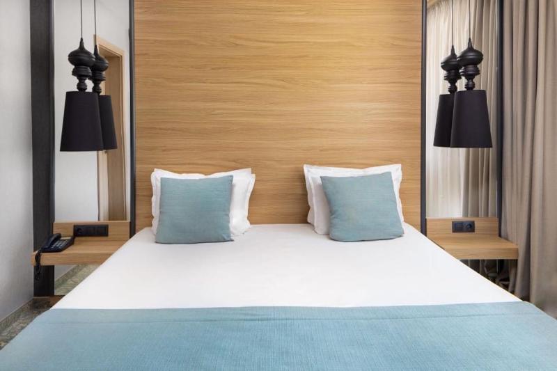 One-Bedroom Suite with Balcony image 4