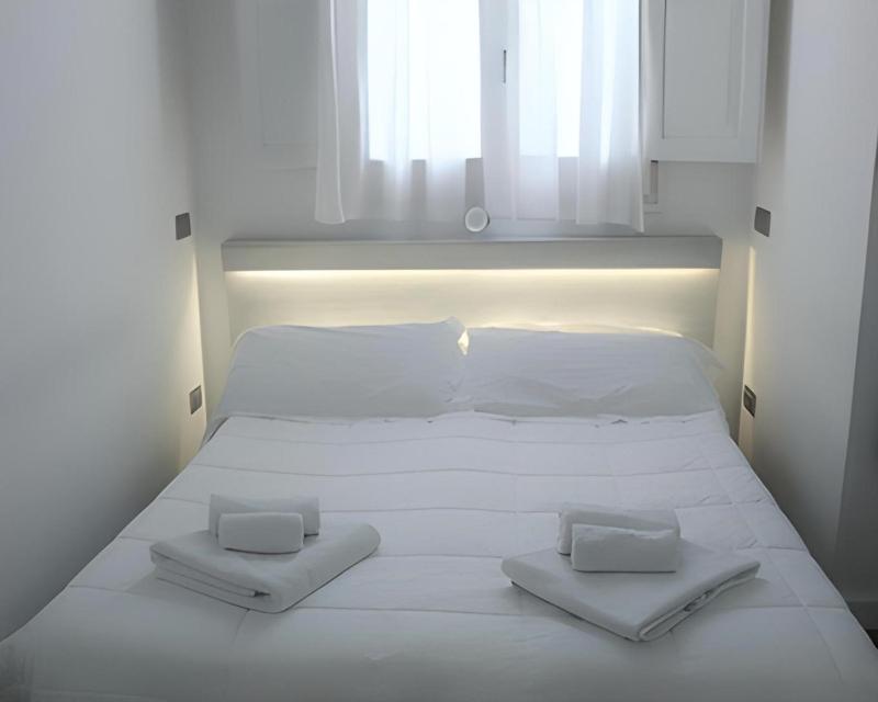 Economy Double Room image 3