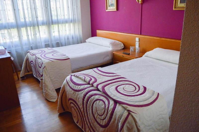 Standard Twin Room with Shared Bathroom image 1