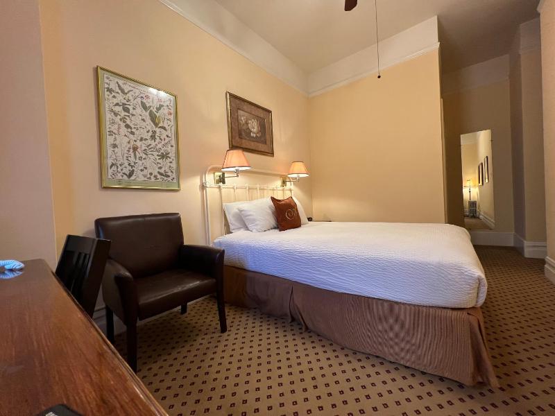 Queen Room image 1