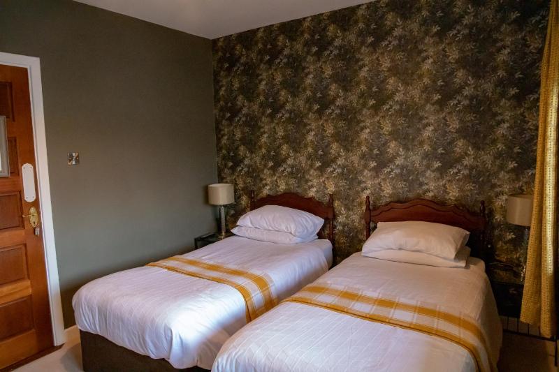 Twin Room with Shower image 2