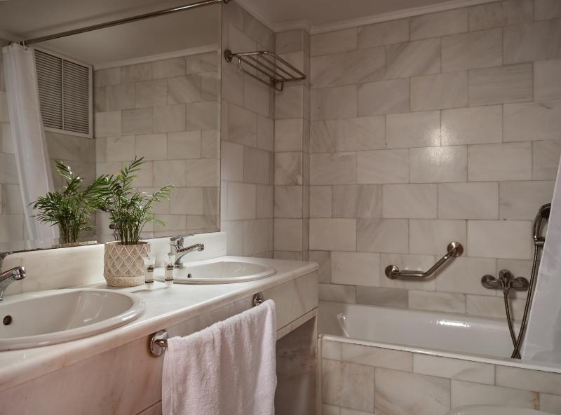 Honeymoon Suite image 3