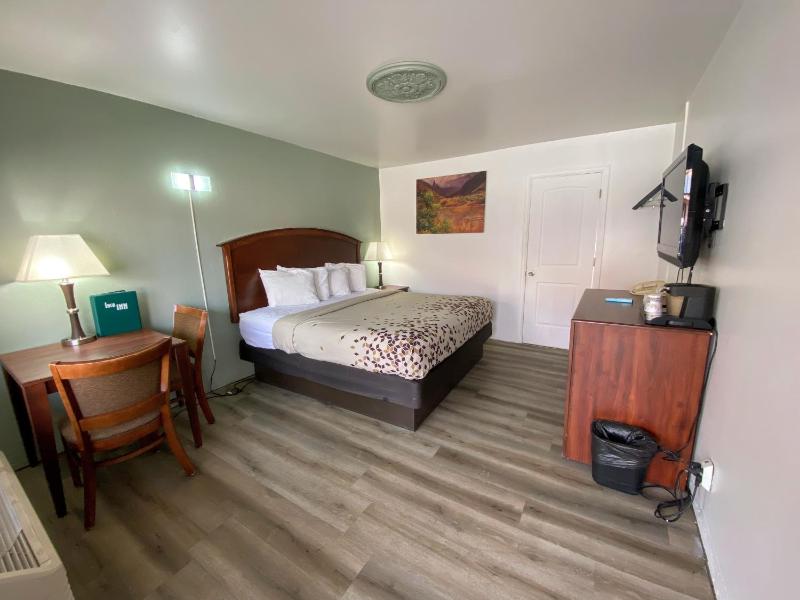 Superior King Room image 3