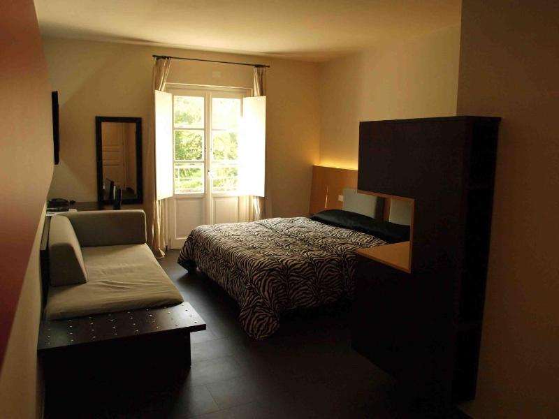 Classic Double Room image 4