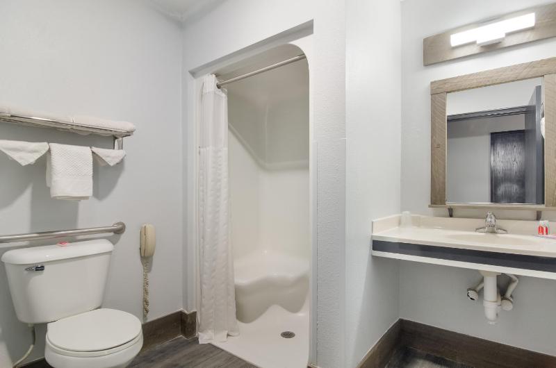 Queen Room - Accessible/Non Smoking image 2