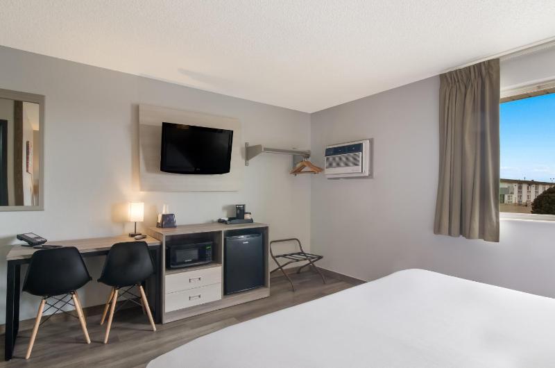 Standard King Room image 3