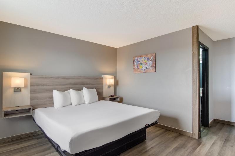 Standard King Room image 2