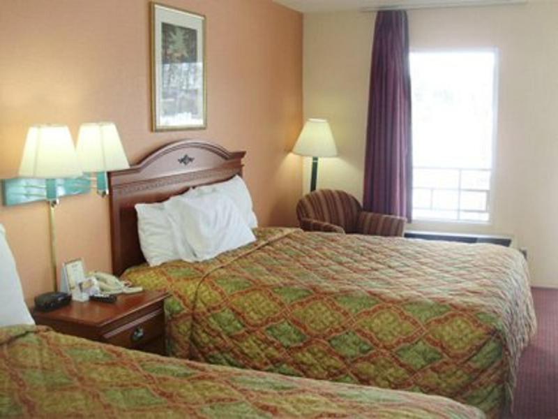 Queen Room with Two Queen Beds - Non-Smoking image 2