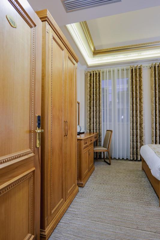 Double Room with Balcony image 3