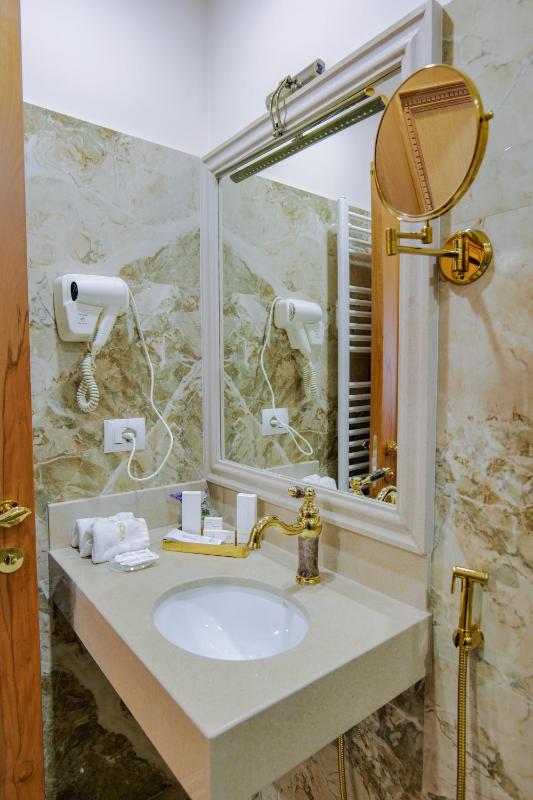Double Room image 4