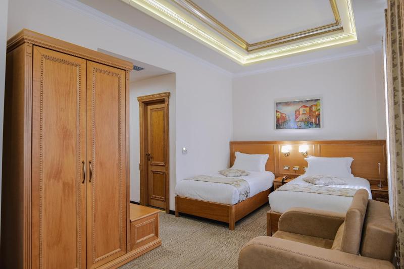 Twin Room with City View image 1