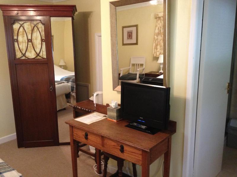 Twin Room image 3