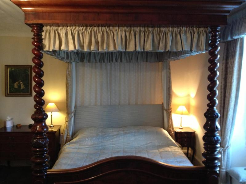 Superior Double Room with Four Poster Bed image 3