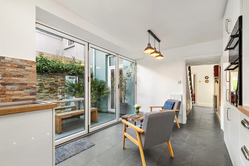 Sunbury Villa - Close to Town and Beaches - image 21