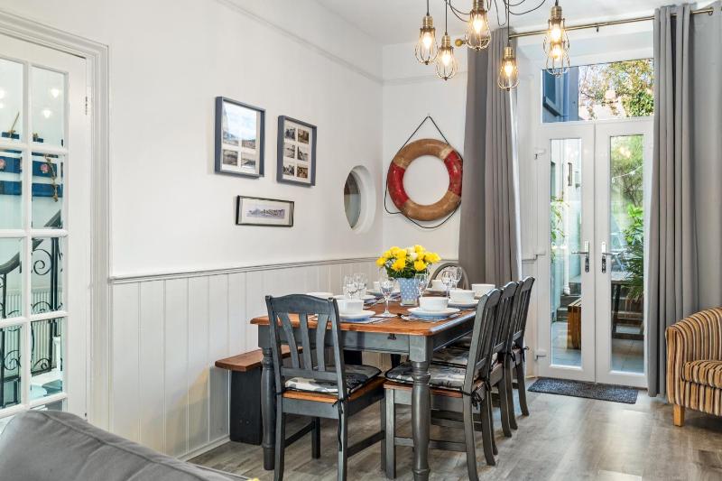 Sunbury Villa - Close to Town and Beaches - image 20