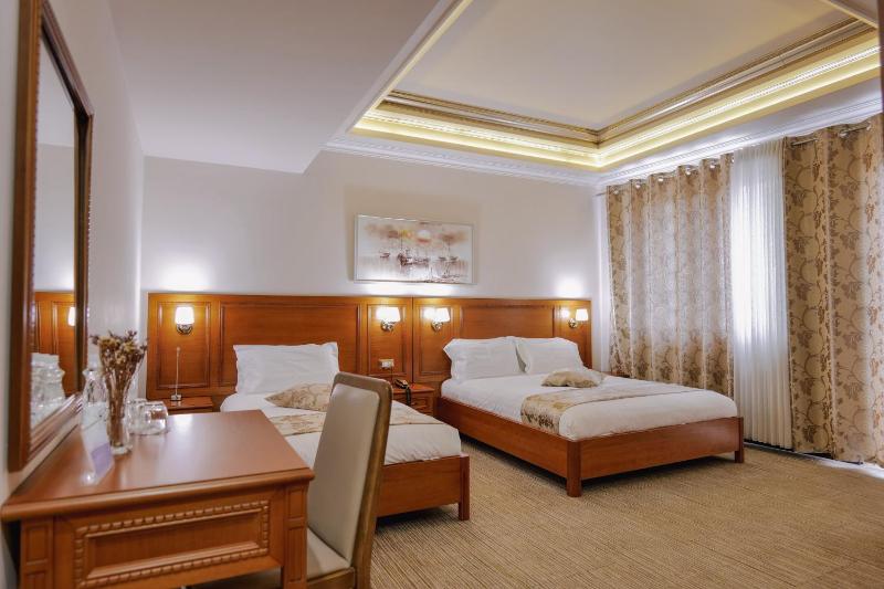 Deluxe Family Room image 3