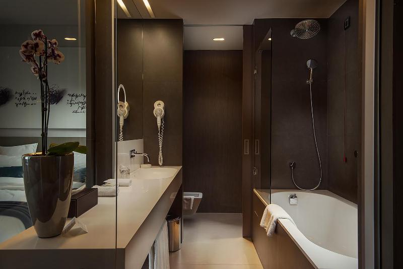 Double Room image 1