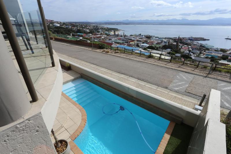 Bar-t-nique Guest House - image 3