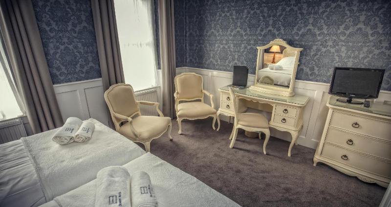 Superior Twin Room image 3