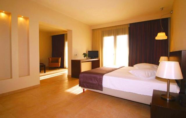 Junior Suite with Balcony image 4
