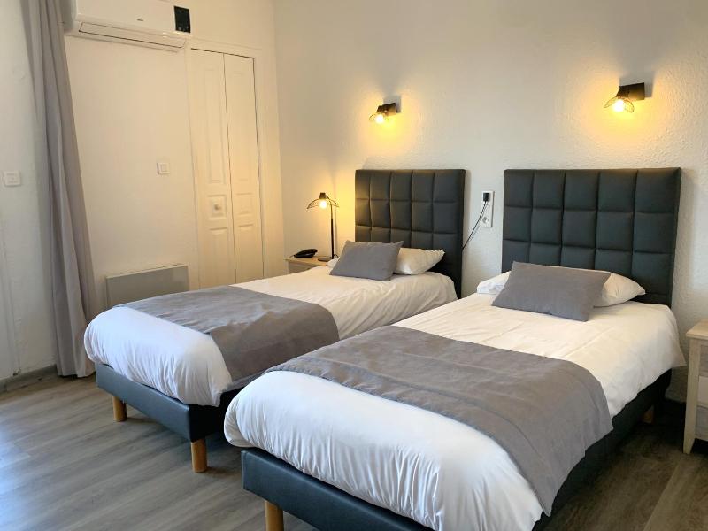 Twin Room with Sea View image 4