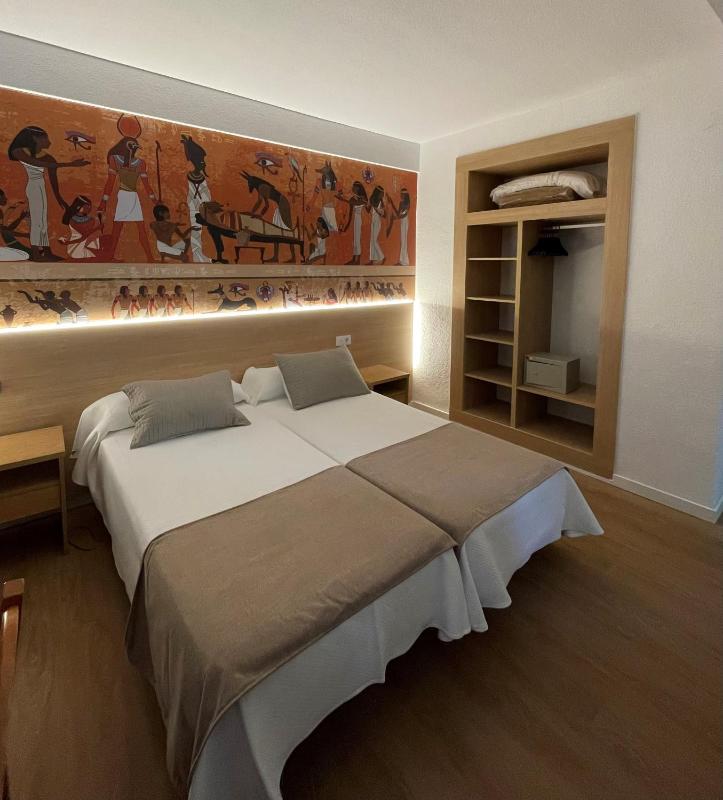 Double or Twin Room with Balcony image 4
