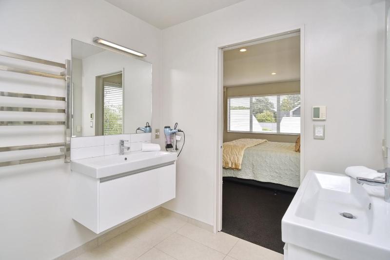Jeffreys Road - Christchurch Holiday Homes - image 9
