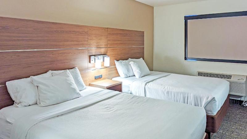 Queen Room Suite  with Two Queen Beds image 2