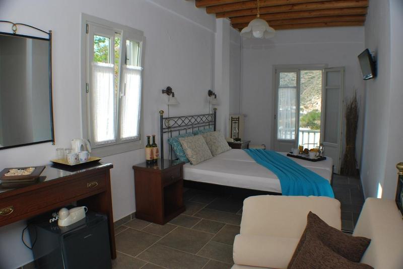 Triple Room with Sea View image 3