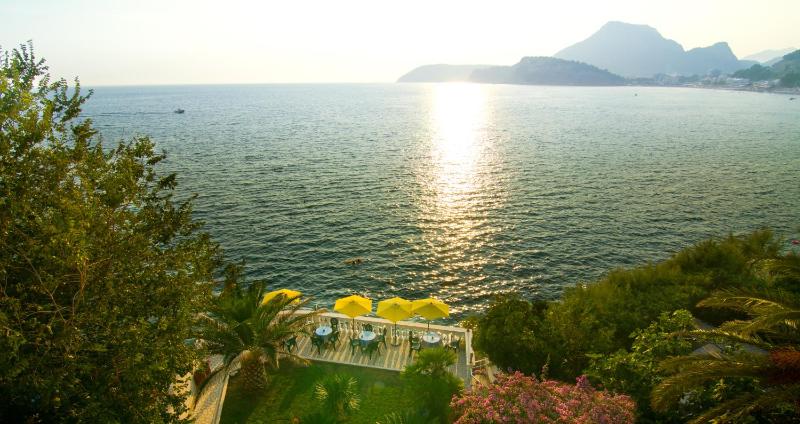 Studio with Balcony and Partial Sea View image 4