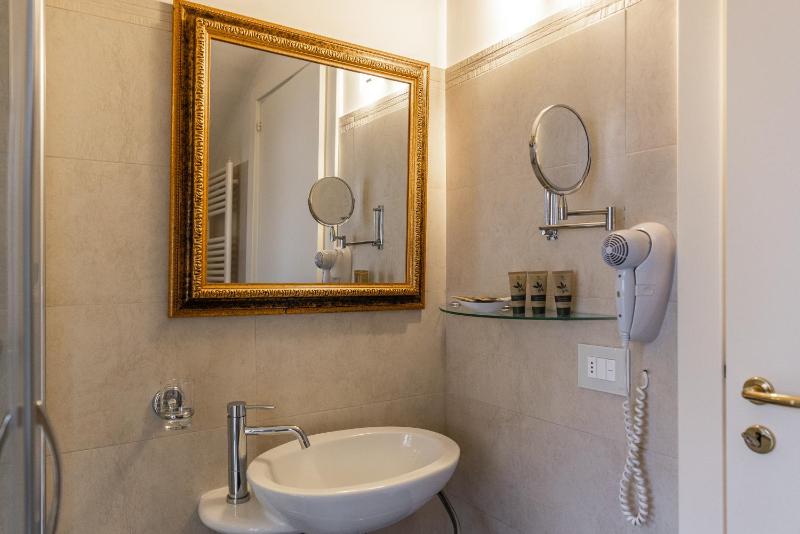 Small Double Room image 4