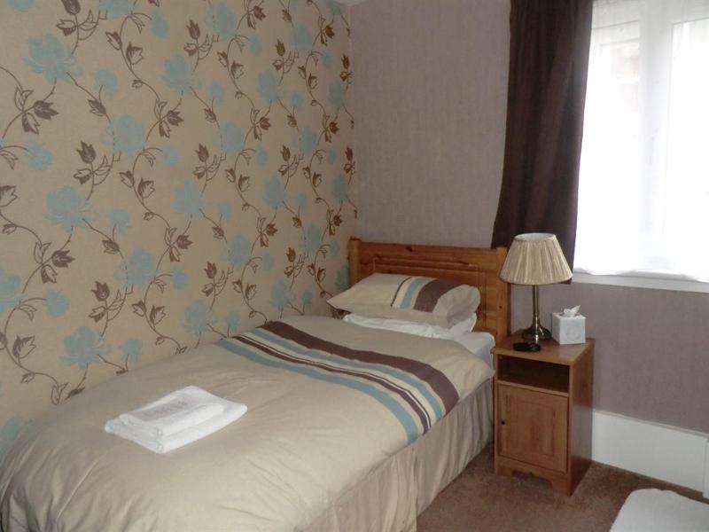 Single Room with Private Bathroom image 1