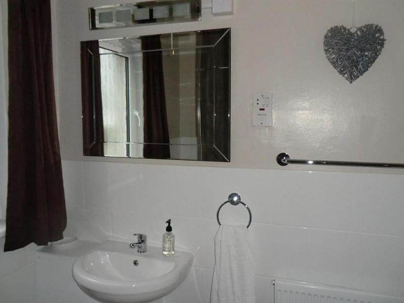 Single Room with Private Bathroom image 3