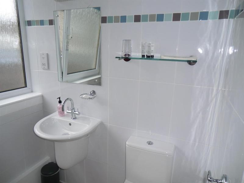 Twin Room with Private Bathroom image 3