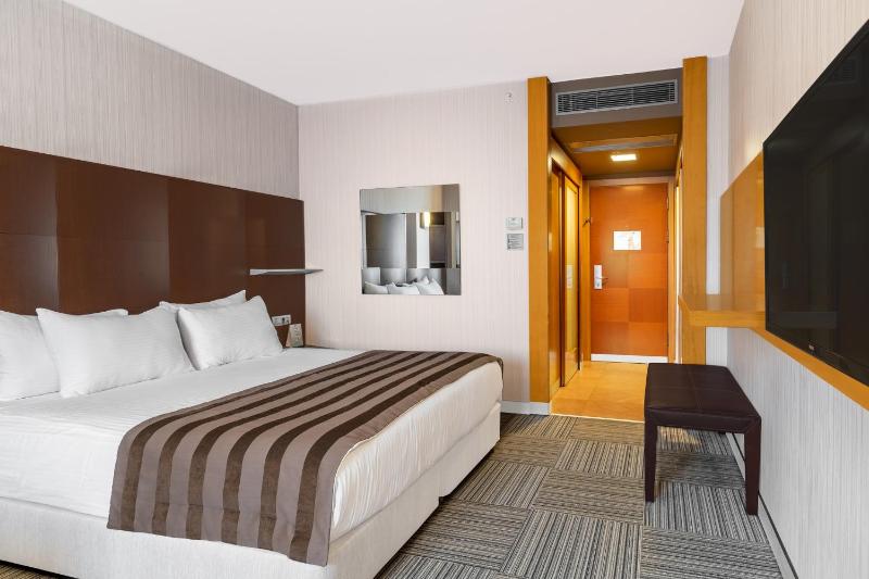 Deluxe Double or Twin Room image 3
