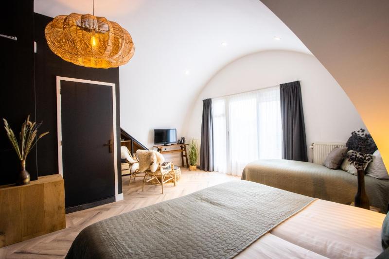 Twin Room with Balcony image 4