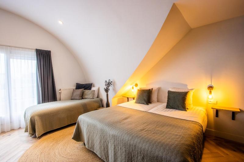 Twin Room with Balcony image 3