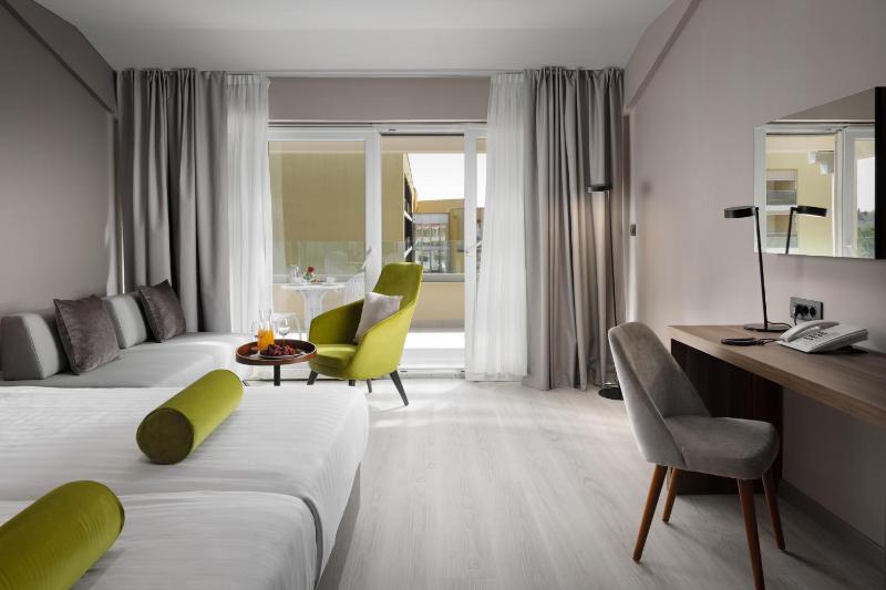 Premium Room with Balcony - Poolside image 1