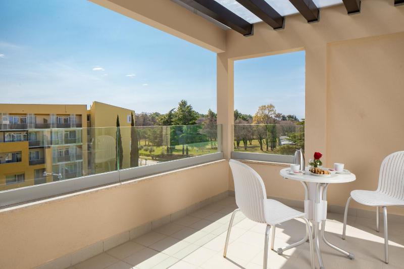 Premium Room with Balcony - Poolside image 3