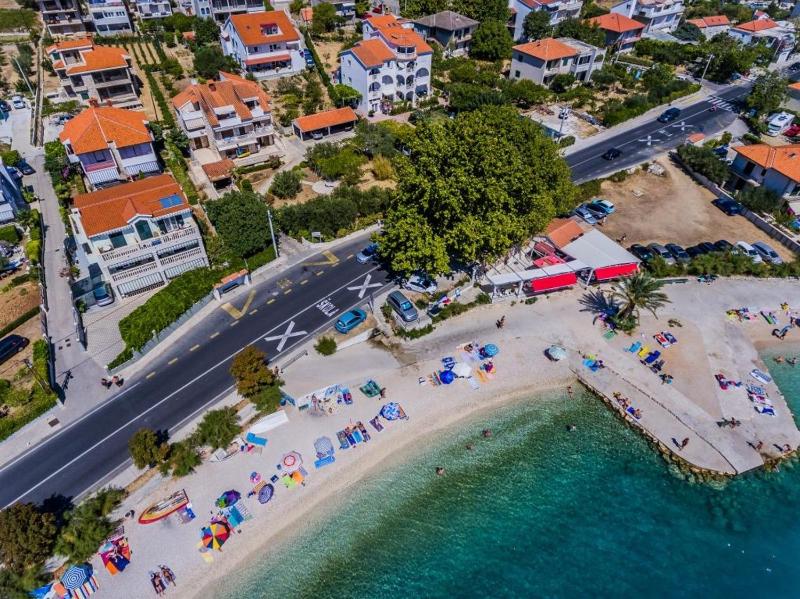 Studio apartment in Dugi Rat with sea view balcony air conditioning WiFi 5132-5 - image 27