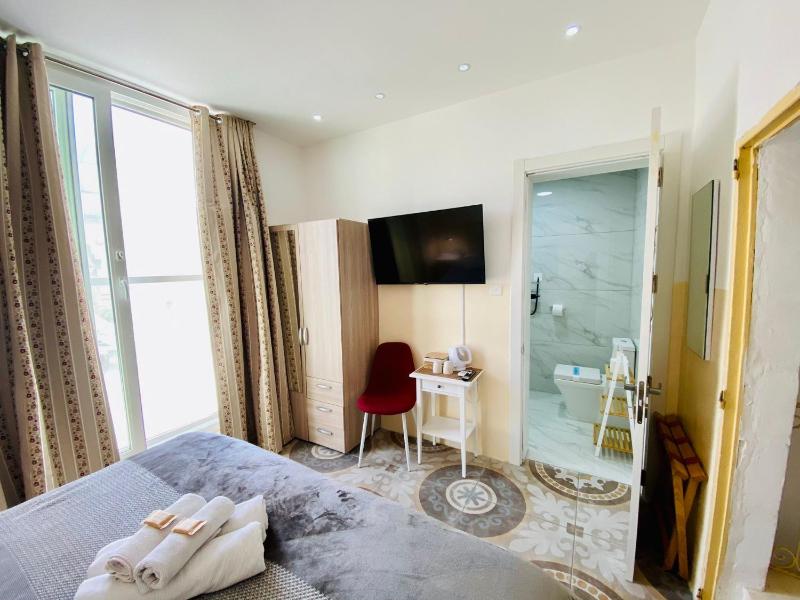 Double Roof Terrace with private bathroom image 1