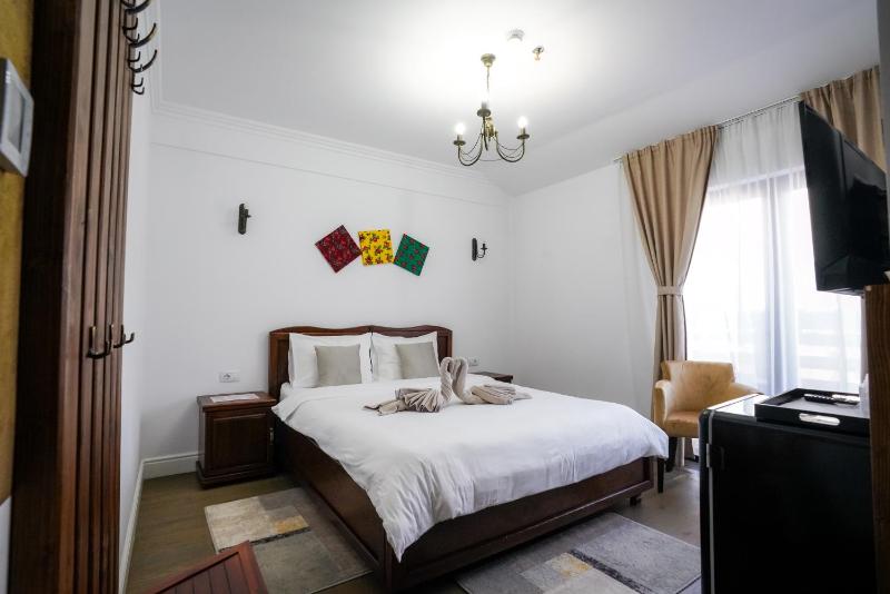Double Room with Balcony image 4