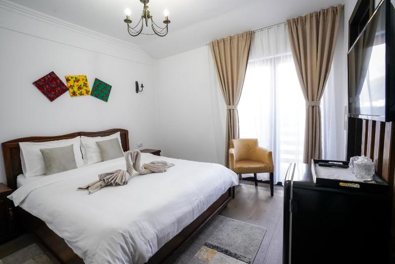 Double Room with Balcony image 3