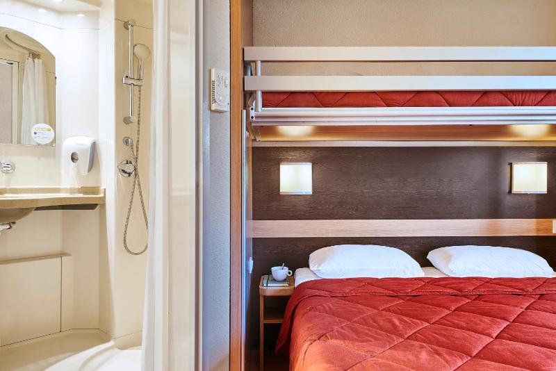 Triple Room (1 Double Bed + 1 Single Bed) image 3