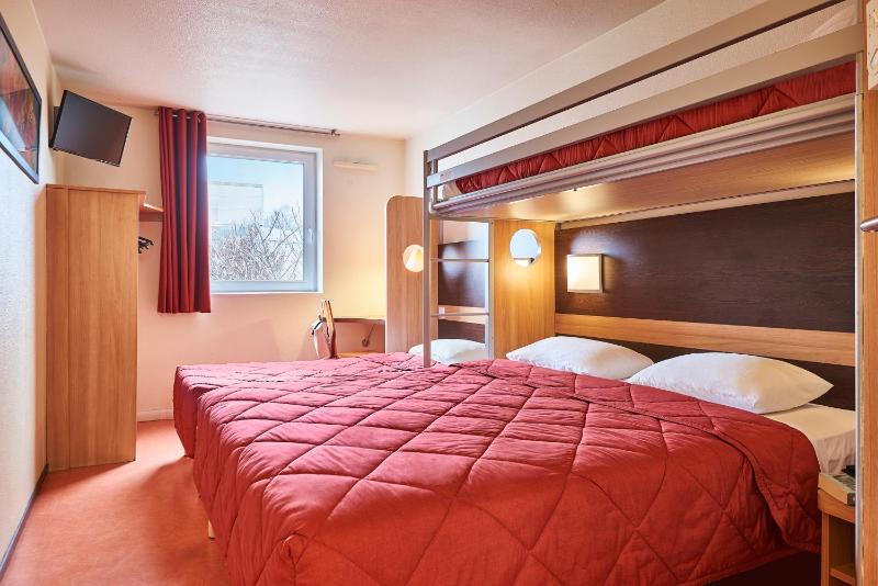 Quadruple Room with 1 Double Bed and 2 Single Beds image 1