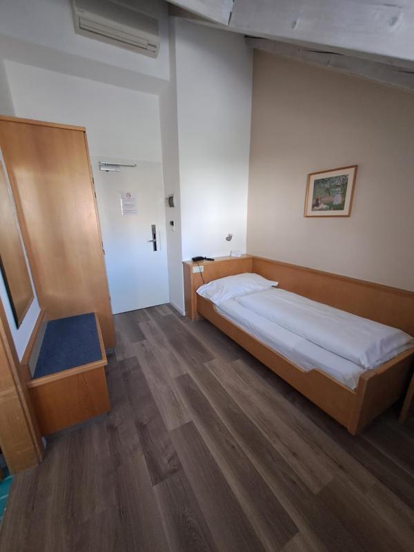 Single Room image 3