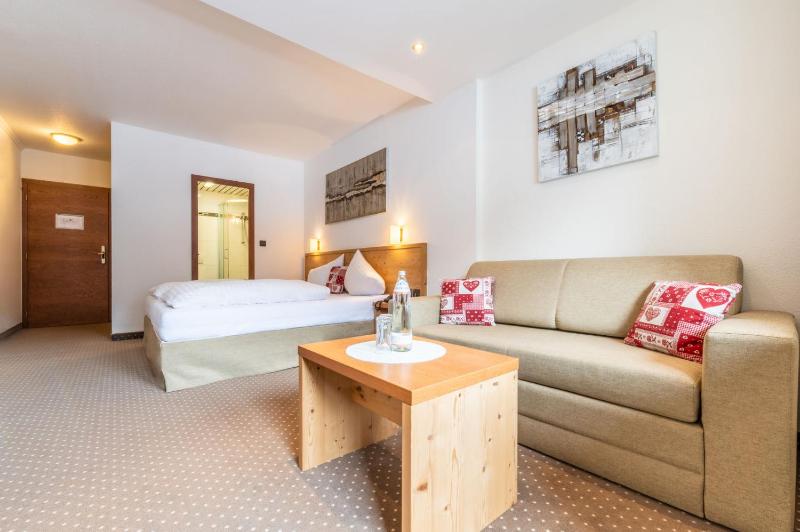 Double Room with Balcony and Mountain View image 4