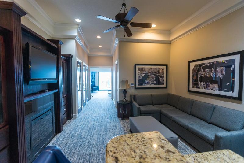 One-Bedroom King Suite with Lake View image 3