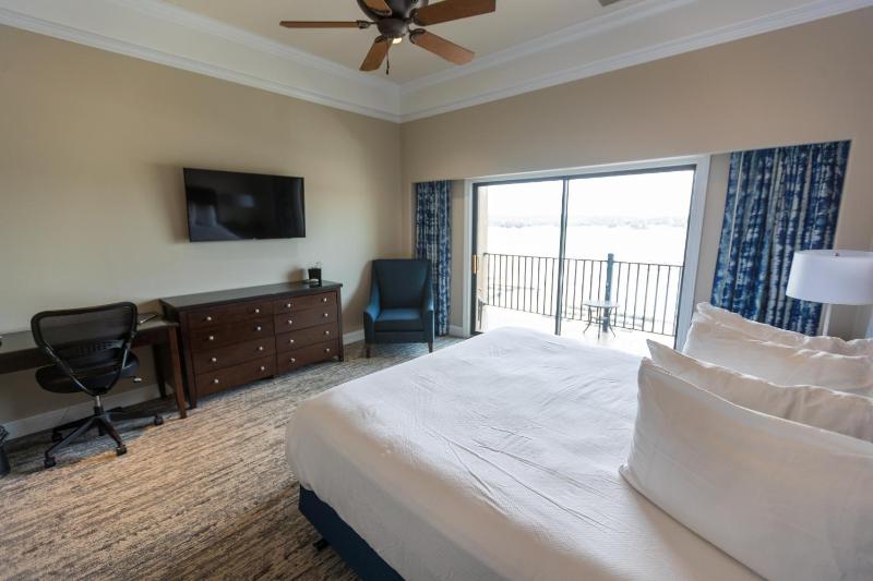 One-Bedroom King Suite with Lake View image 2